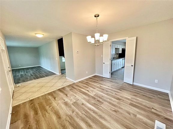 3rd image of 6131 Weybridge Dr
