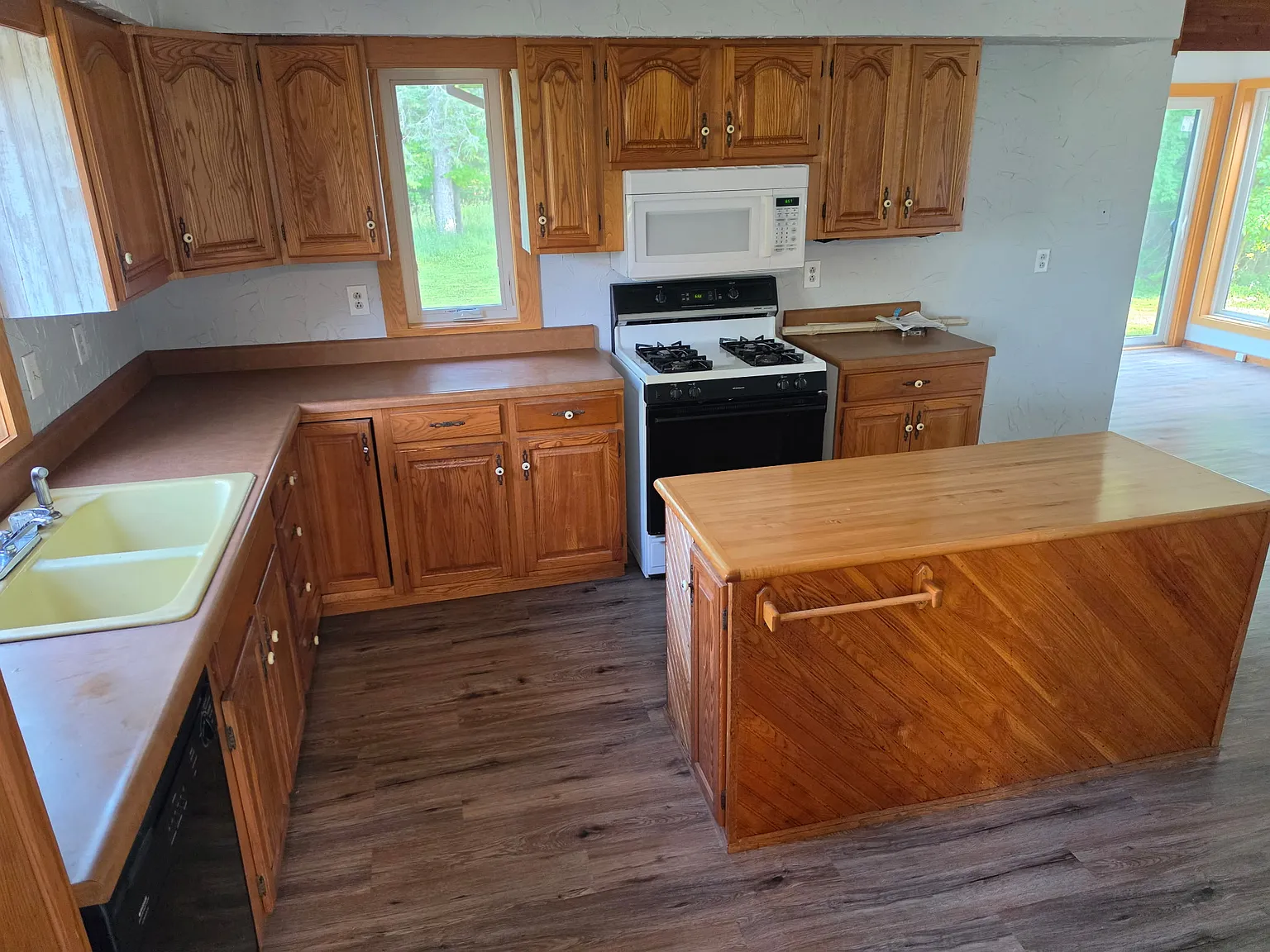 3 bed, 1.5 bath, 1500 sqft, $1,400 — Photo 3