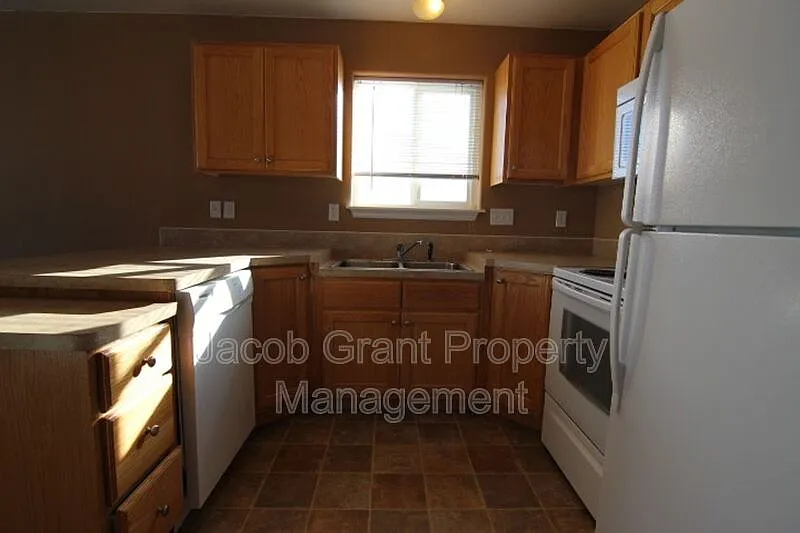 2 bed, 1.0 bath, 765 sqft, $895 — Photo 3