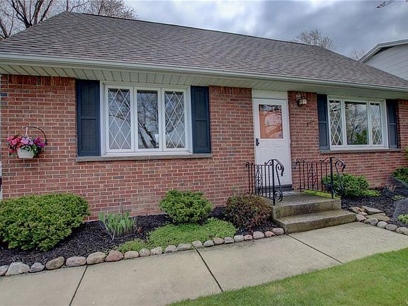 3rd image of 27 Louise Dr