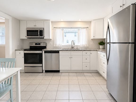 4th image of 41 Cottage St
