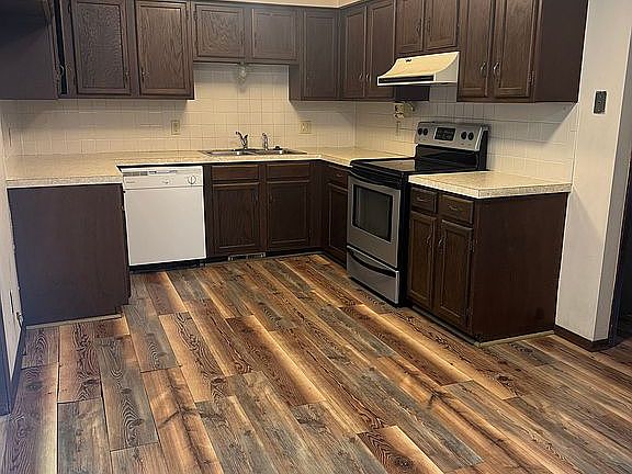4th image of 923 Stanford Dr