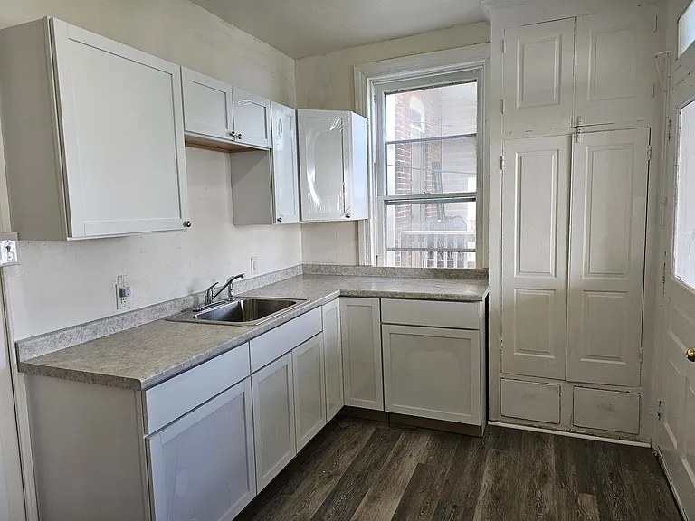 735 N George St — Photo 3