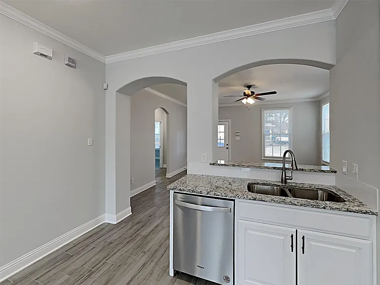 1032 E Leuda St — Photo 6
