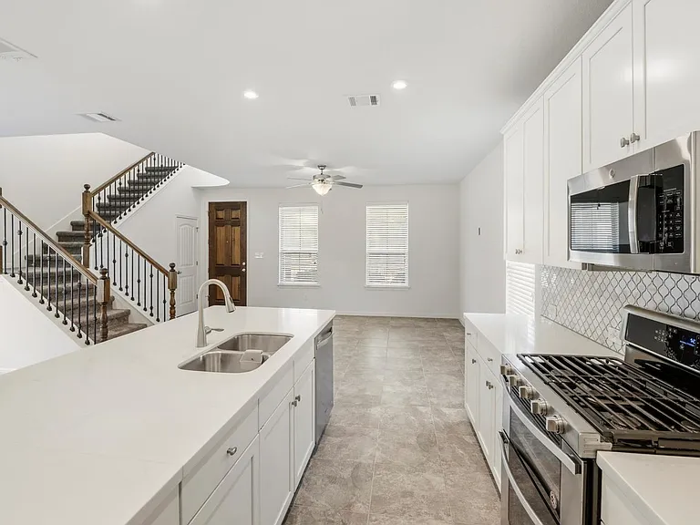 2937 Barbed Wire St — Photo 14
