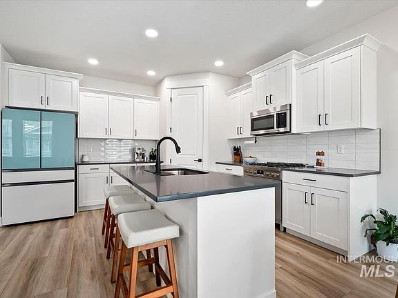 4th image of 834 E Exploration Dr