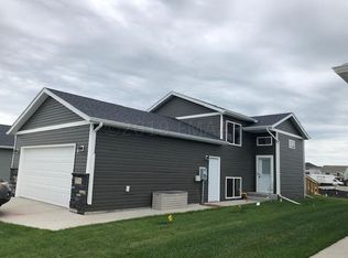 3375 Maple Leaf Loop S, Fargo, ND 58104