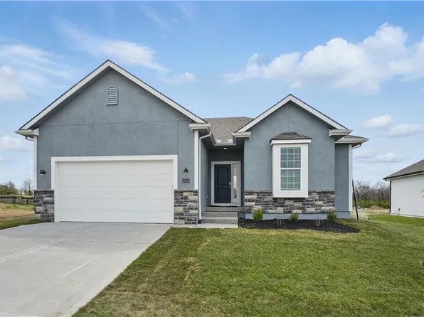 27015 E Dogwood Ln, Lake Lotawana, MO 64086