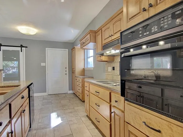 3212 Golfing Green Dr — Photo 8