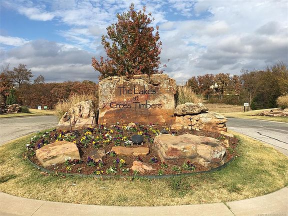 2nd image of 841 Cross Timbers Blvd