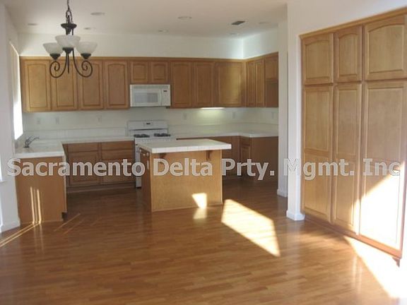 5th image of 190 Rockmont Cir