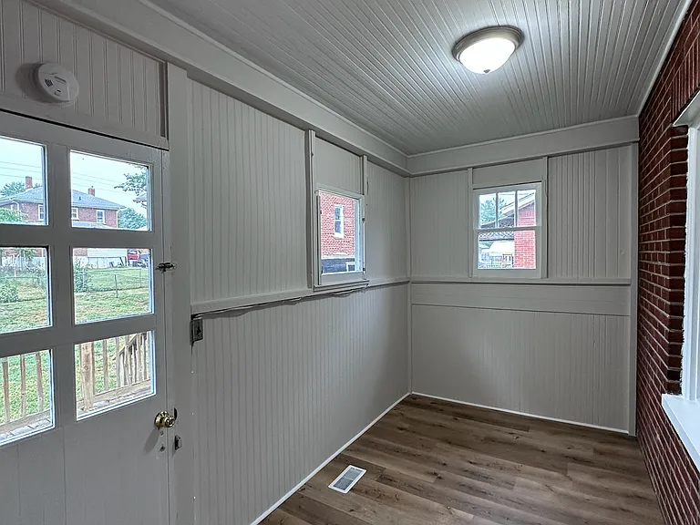 2818 Burton Ave NW — Photo 11