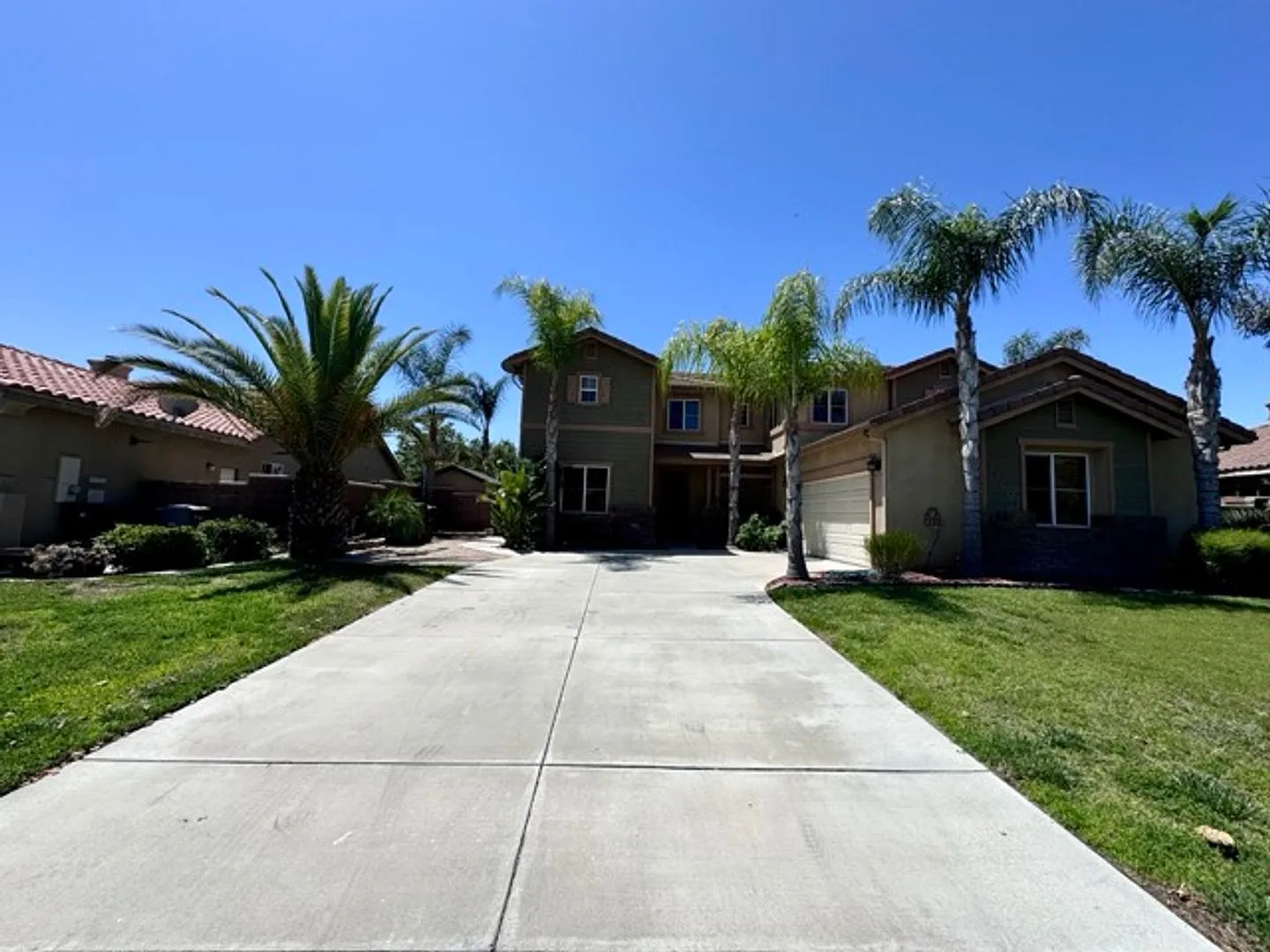 Large 5 Bedroom Home with Included SOLAR, Den & Loft — Photo 2