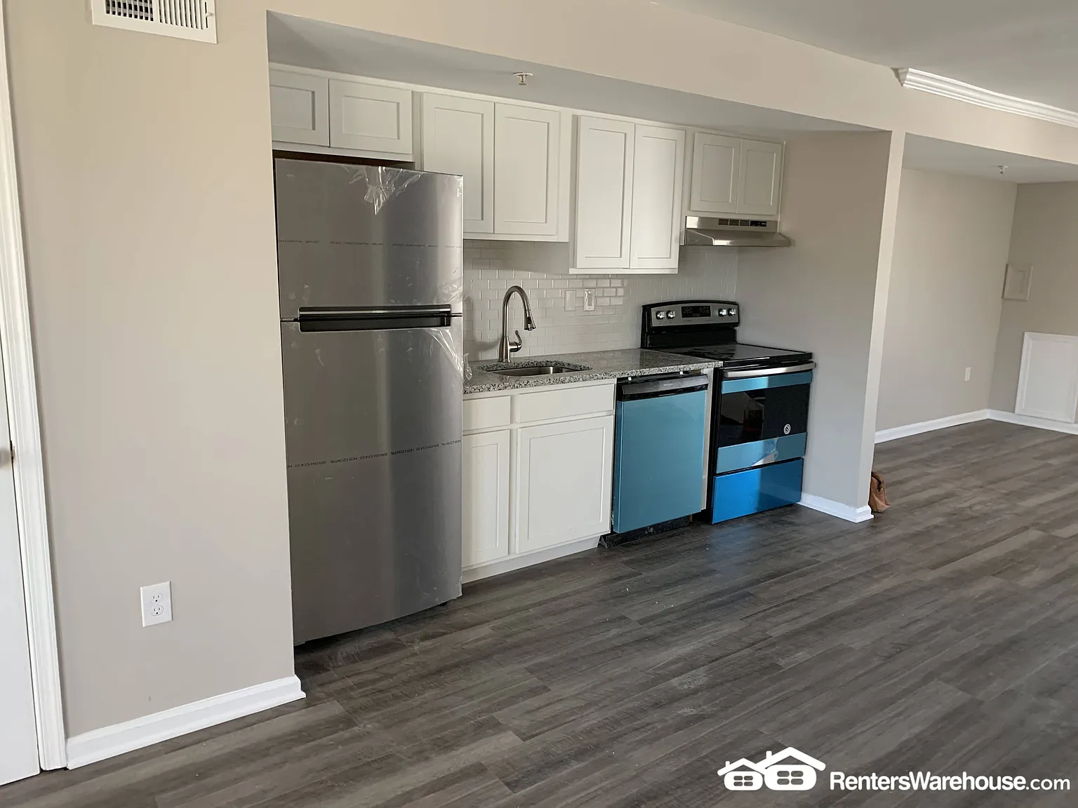 Available Now - Updated 2 Bedroom 1. 5 Bath Townhome. Walking Distance To Downtown — Photo 2