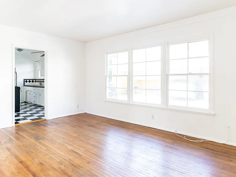 363 S Hoover St — Photo 1