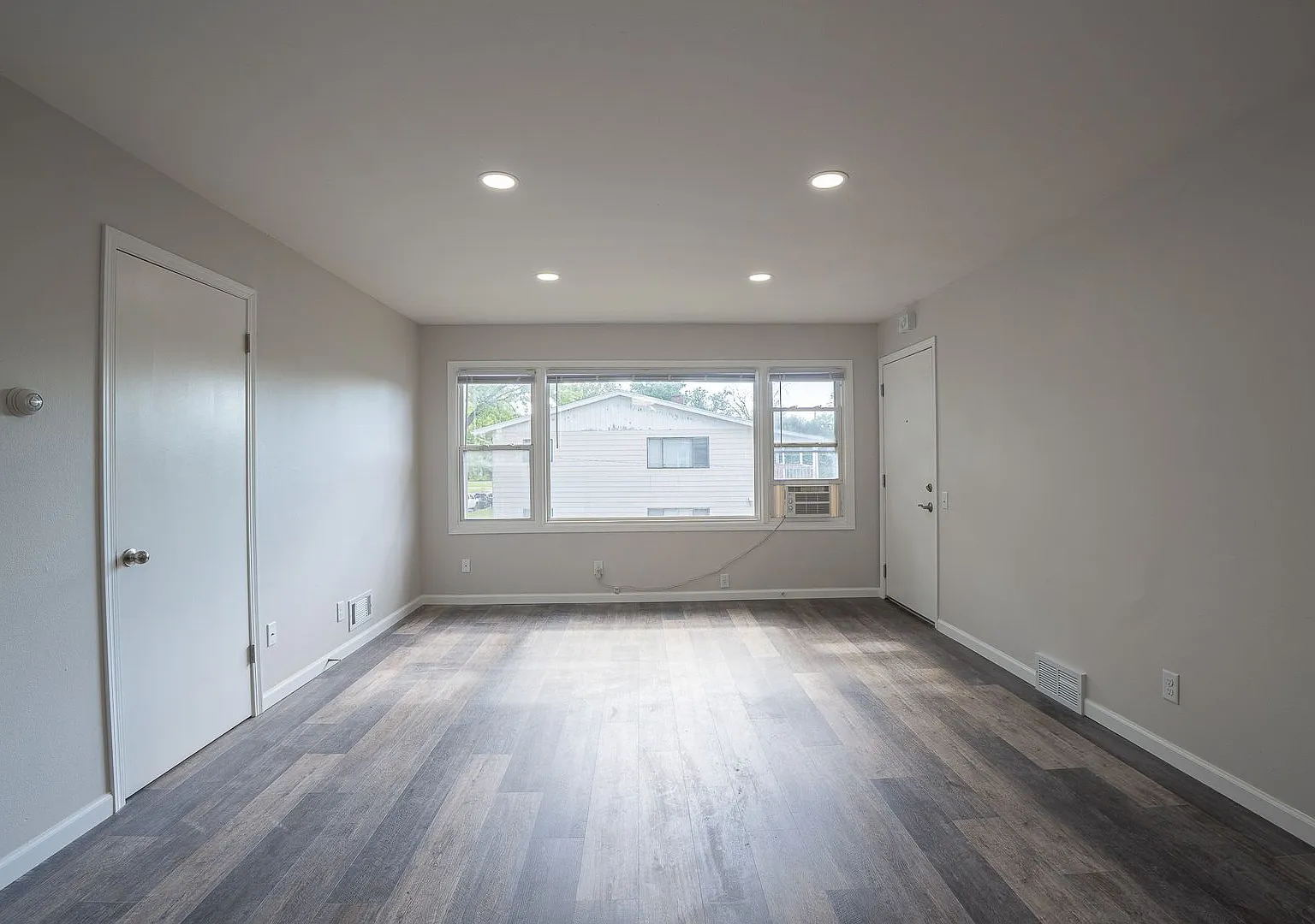 2109 Lake Point Dr — Photo 3