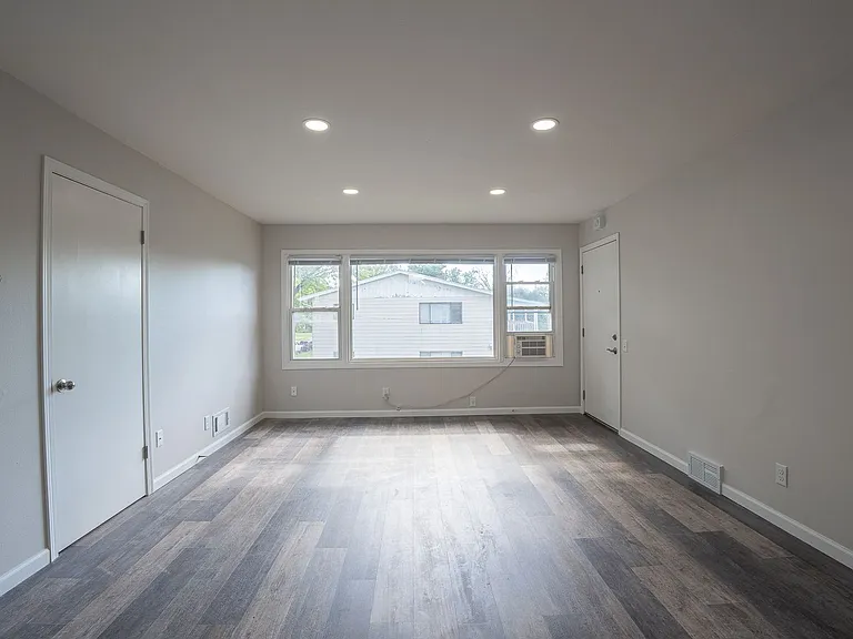 2109 Lake Point Dr — Photo 3