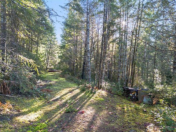 5th image of 730 NE Black Bear Road