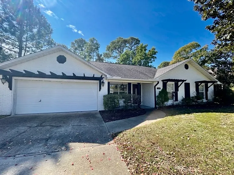 1315 Forest Shore Dr — Photo 1
