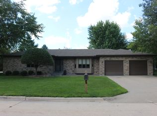 1 Bittersweet Rd, Mason City, IA 50401