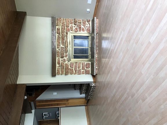 4th image of 405 Meadow Green Ln