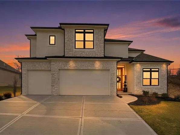 5852 S National Dr, Parkville, MO 64152