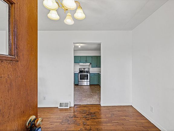 5th image of 404 S Maple St