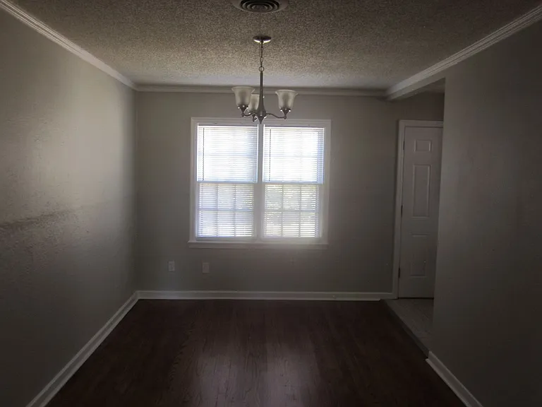 922 S Austin St — Photo 3