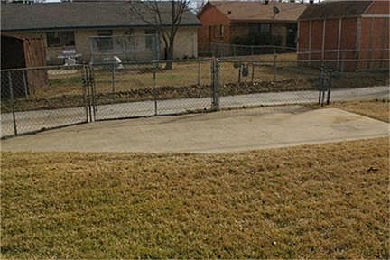 3rd image of 2604 Belhaven Dr