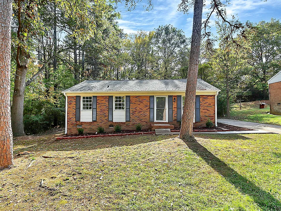 2310 Eastview Cir