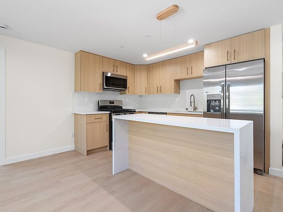 3rd image of 3301 S Beverly Dr #4