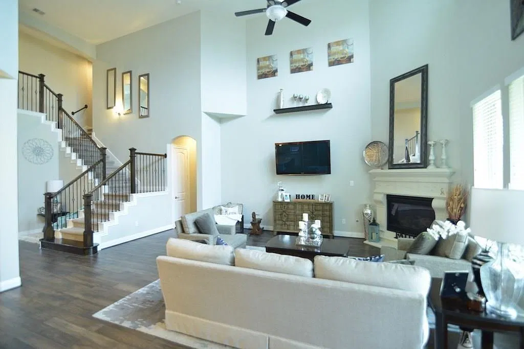 5 bed, 4.5 bath, 4252 sqft, $4,995 — Photo 4