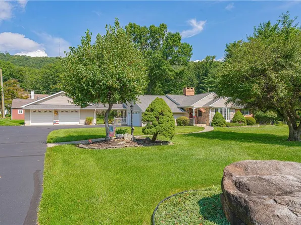 3683 Oakhurst Dr, Center Valley, PA 18034