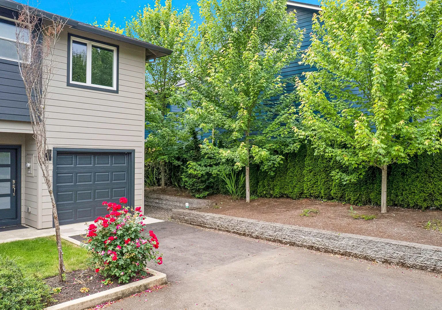 Move-In Ready 3 Bedroom End-Unit Townhouse with Spacious Primary Suite, Walk-In & En Suit Bathroom — Photo 4