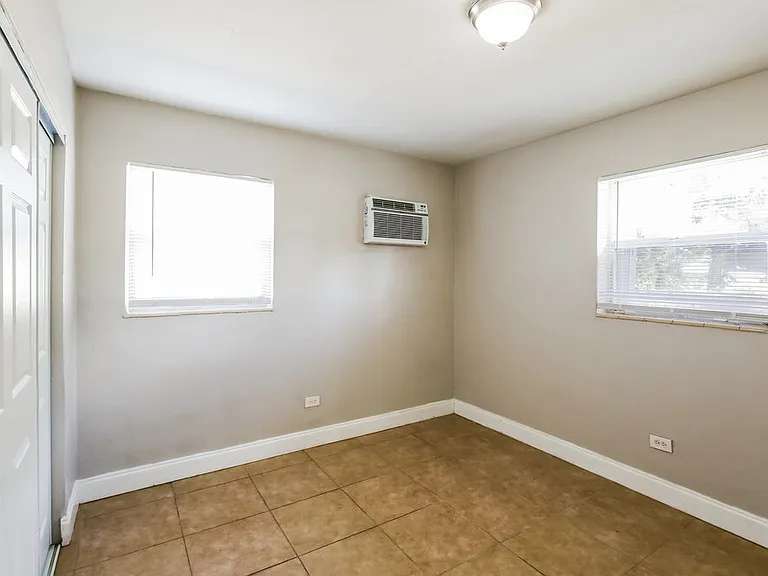 2814 NW 6th St — Photo 10