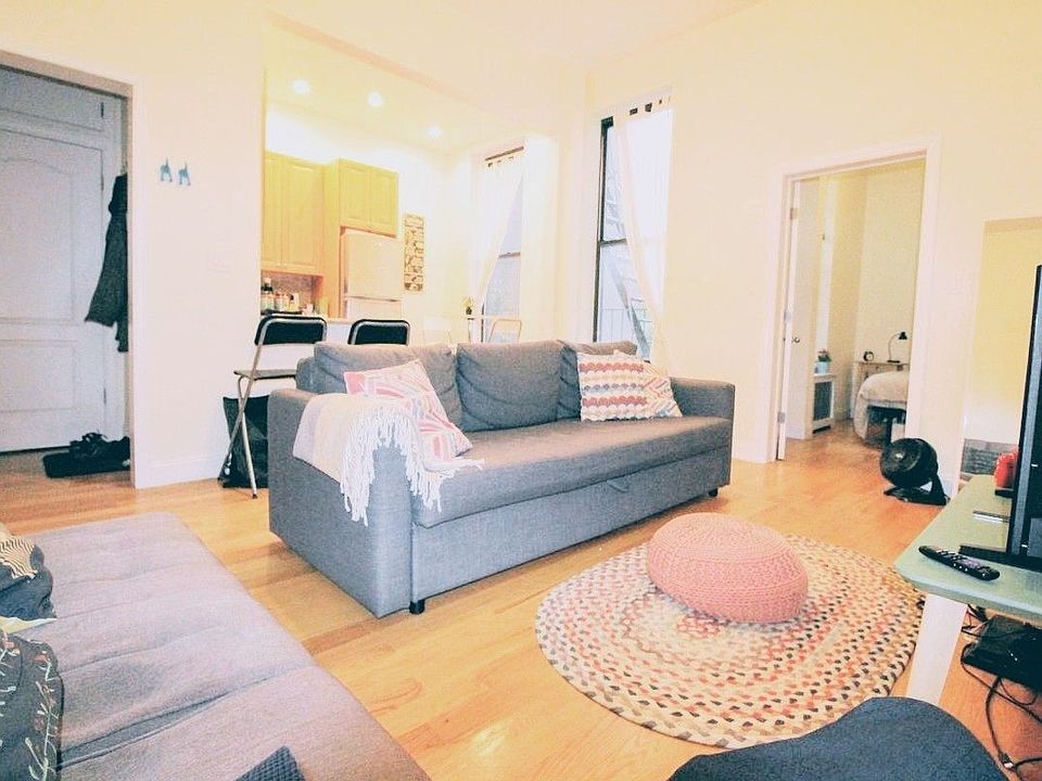 1st image of 462 W 51st St APT 2R