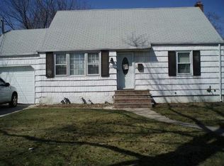 435 17th St, West Babylon, NY 11704