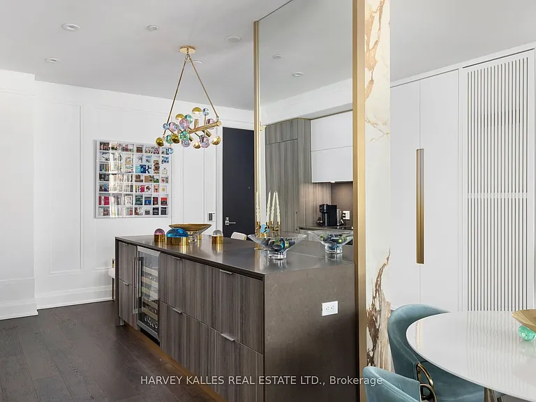 151 Avenue Rd #805 — Photo 22