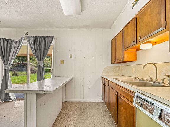 3rd image of 138 Powell Dr