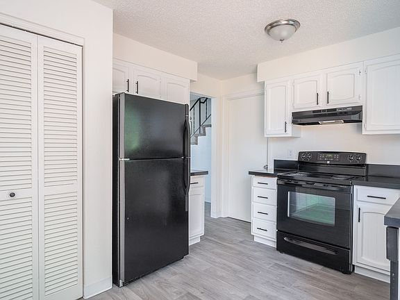 3rd image of 890 NW Division St APT 14