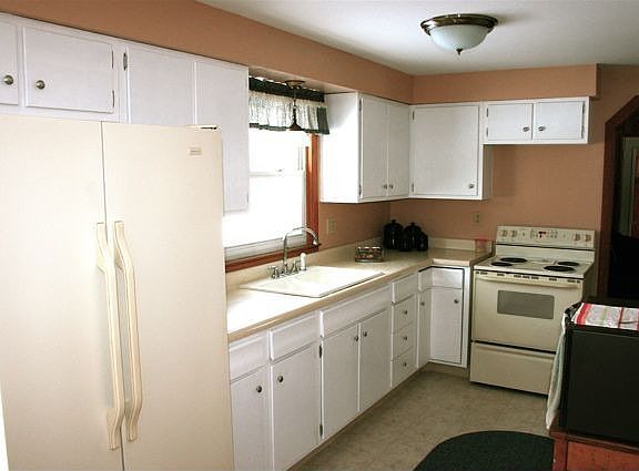 Freshly painted, complete with stove and refirgerator. Relaxing view of backya