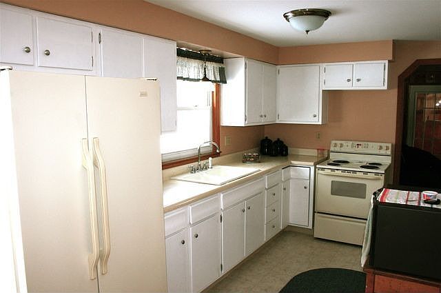 Freshly painted, complete with stove and refirgerator. Relaxing view of backya
