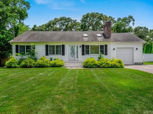 31 Carter Rd, Hampton Bays, NY 11946