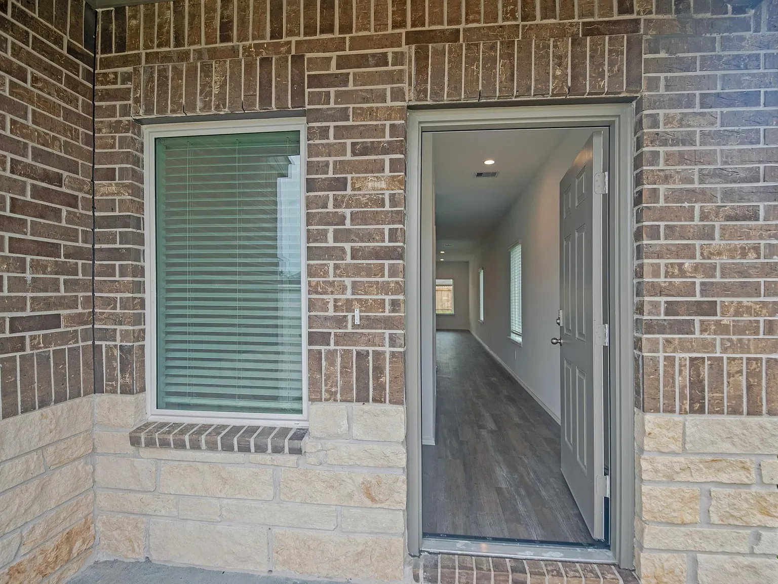 4 bed, 2.5 bath, 2042 sqft, $2,200 — Photo 4