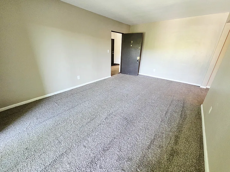 111 Pine Dr — Photo 3