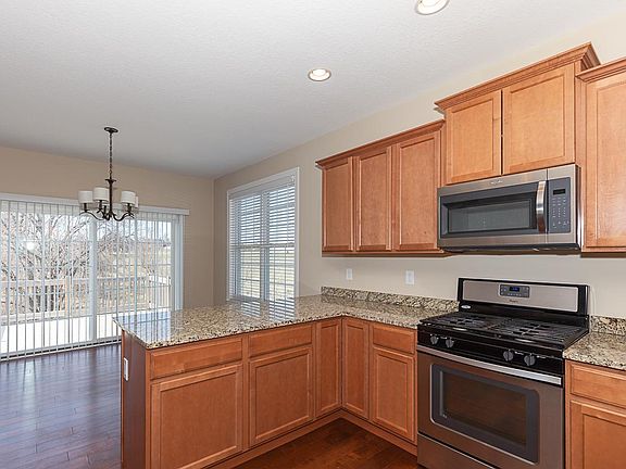 3rd image of 6 Blackstone Cir