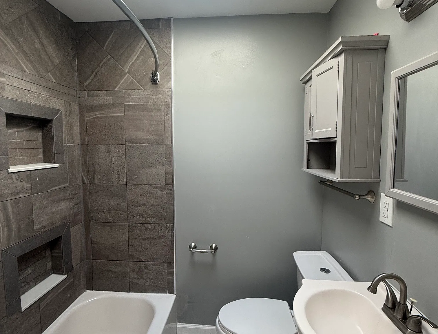 3 bed, 1024 sqft, $2,100 — Photo 2