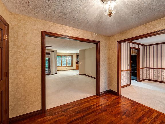 4th image of 6 Silverberry Ct
