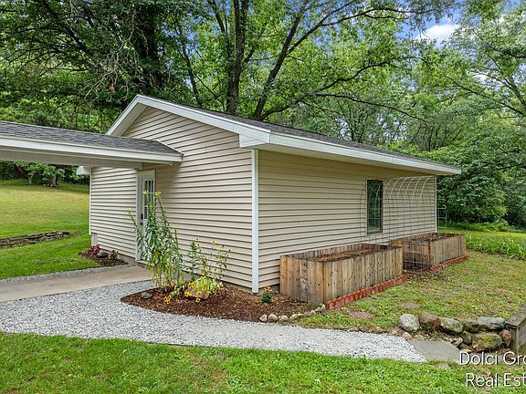 3rd image of 1585 E Clinton Ln