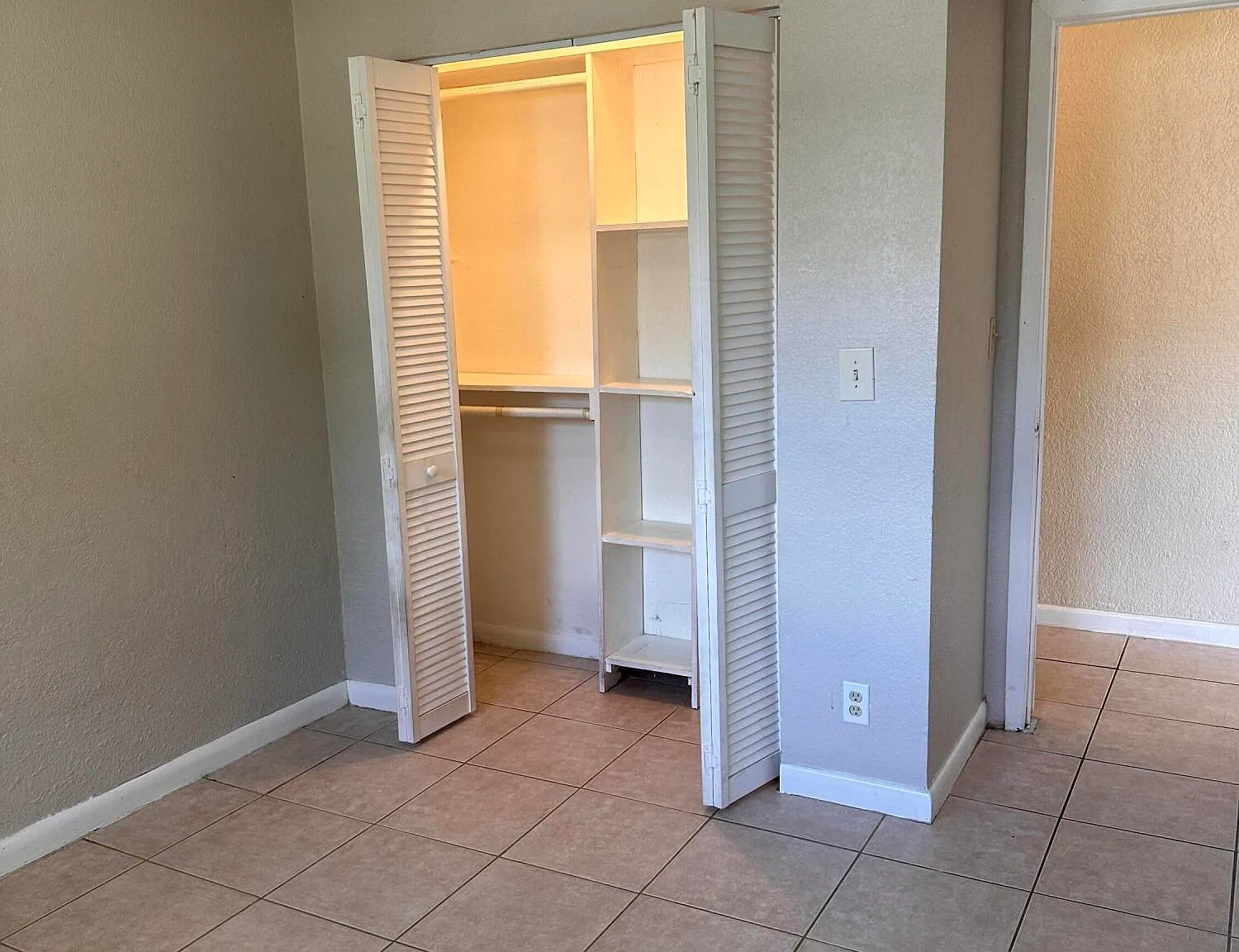 3 bed, 2.0 bath, 1170 sqft, $2,500 — Photo 3